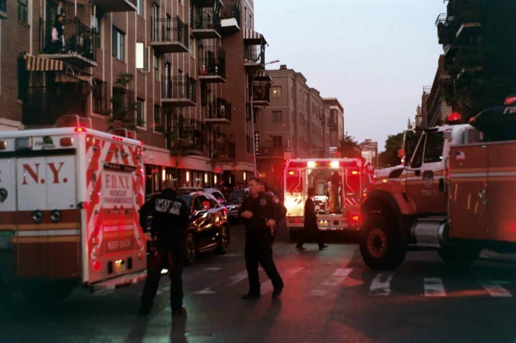 Camiones de bomberos y agentes de policía en la calle