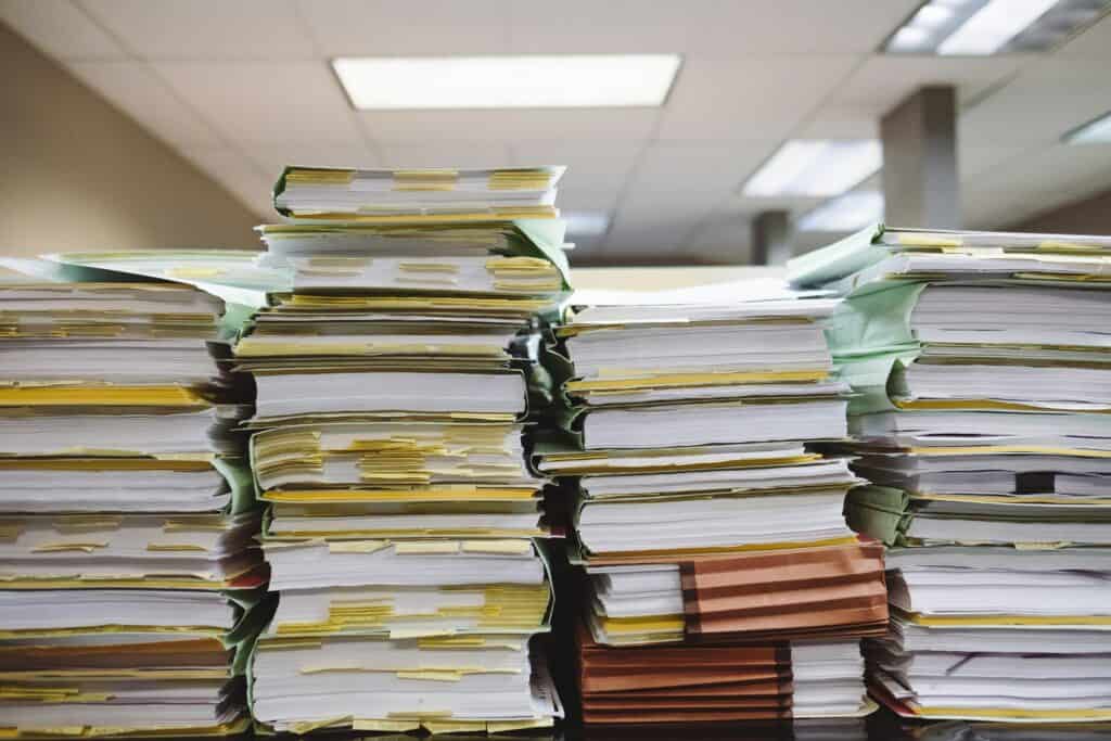 Un montón de papeles de casos de accidente de camión comercial en una oficina