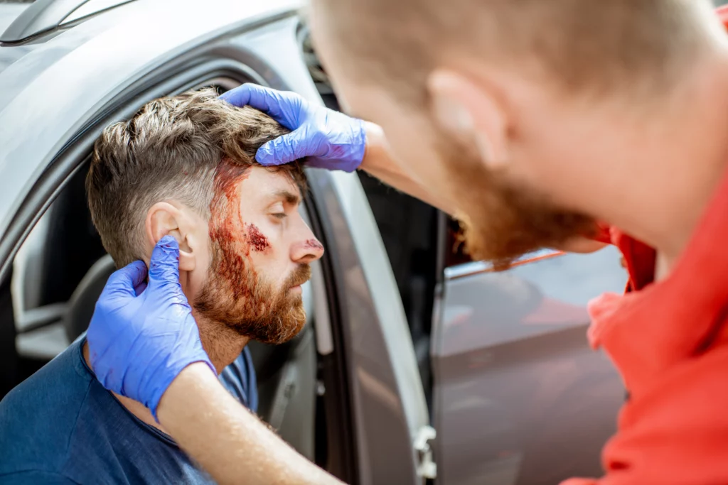 Un accidente de tráfico puede resultar en un golpe que daña el cerebro y la médula espinal severamente.