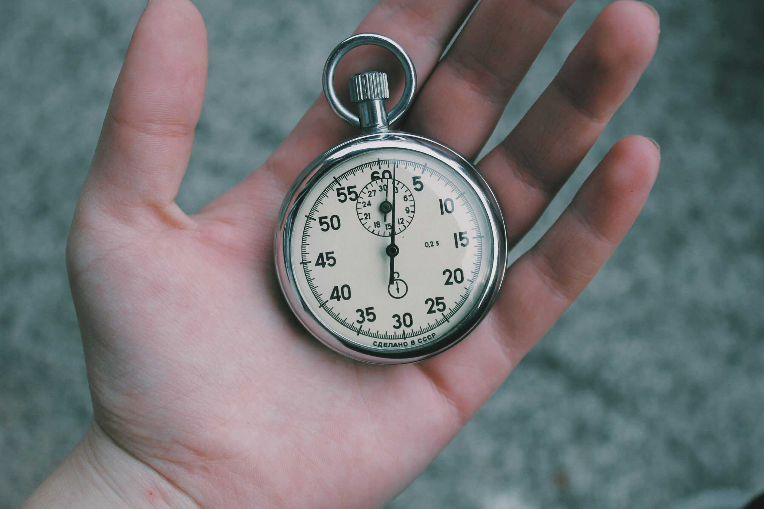 Reloj de mano muestra la hora.