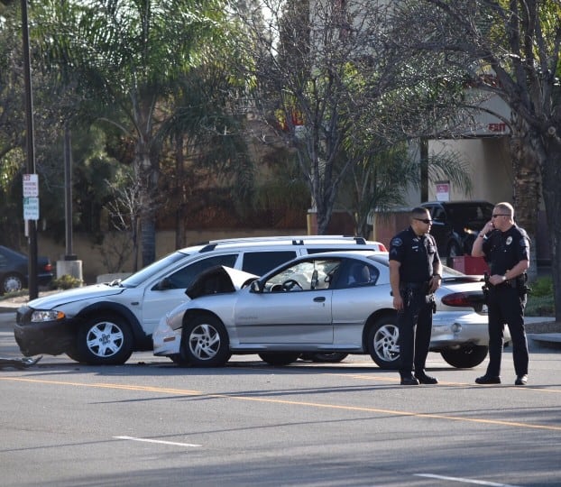 Dos agentes en la escena de un accidente para realizar el reporte policial.