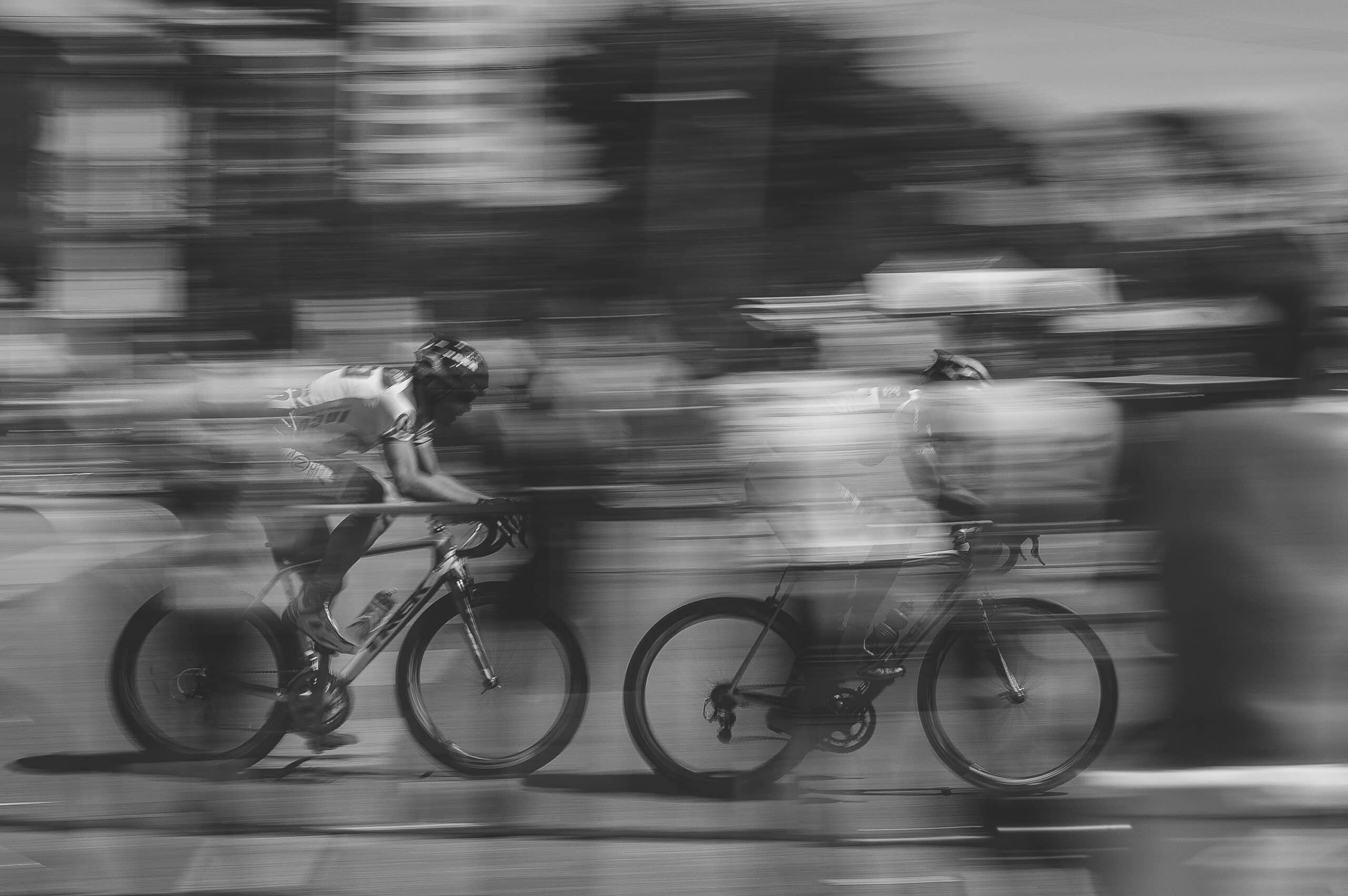 Dos bicicletas circulan por la carretera a gran velocidad.