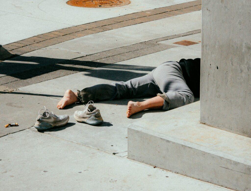 una persona tirada en el piso tras un accidente