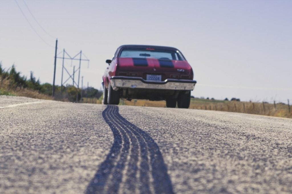 Un auto dándose a la fuga tras participar en una colisión.