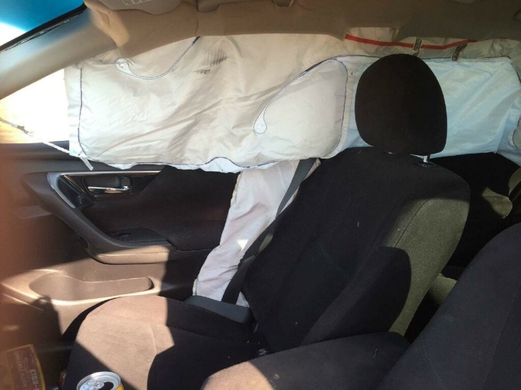 Airbag del auto de la víctima tras el accidente en forma de t.