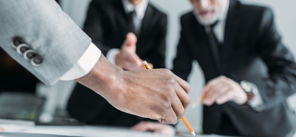 Abogados de lesiones personales discuten la estrategia de un caso.