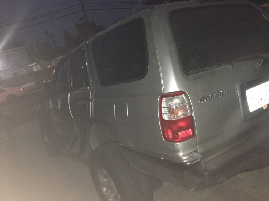 Uno de los carros afectados con un impacto lateral.