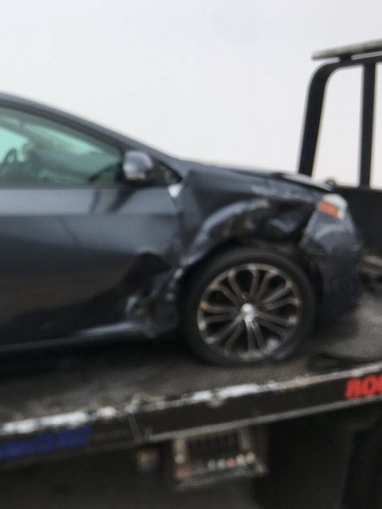 Parte delantera del auto golpeado en el accidente de tráfico.