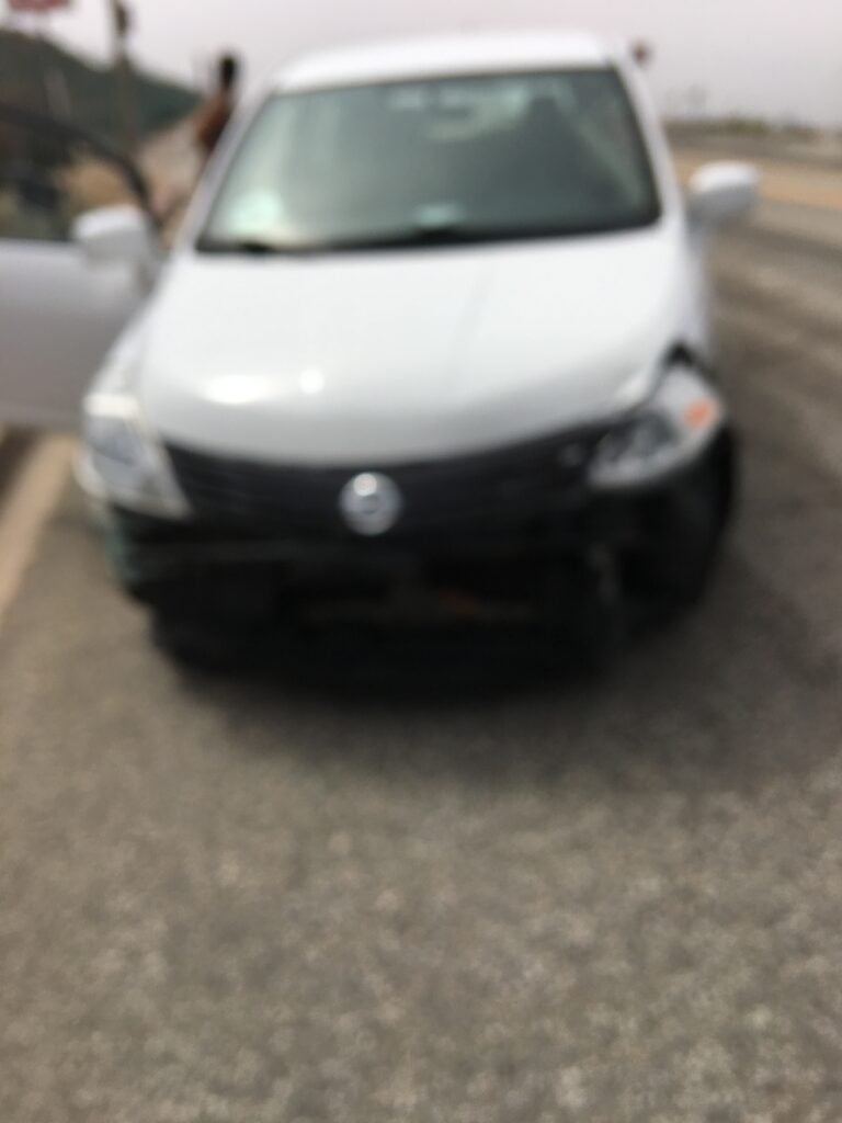 Parte frontal del auto del demandado.