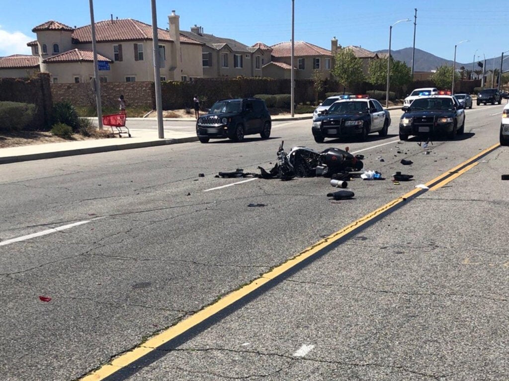 Escena del accidente de tráfico, con la motocicleta culpable en la carretera.