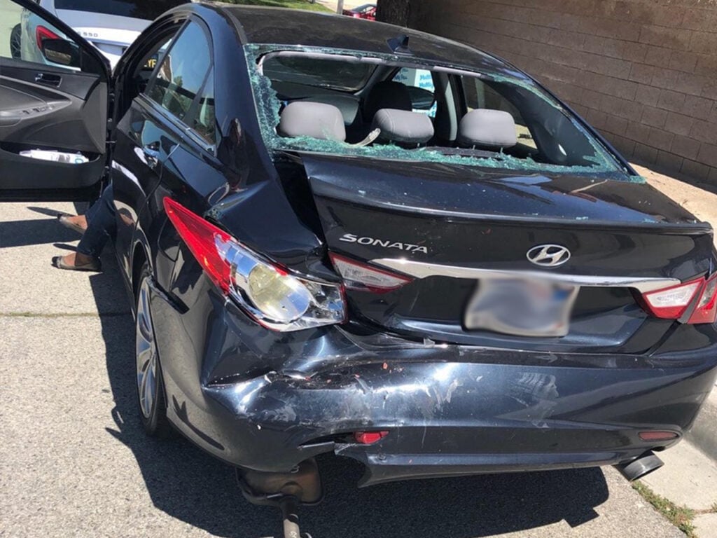 La parte trasera del auto de la víctima tuvo daños severos por el accidente.