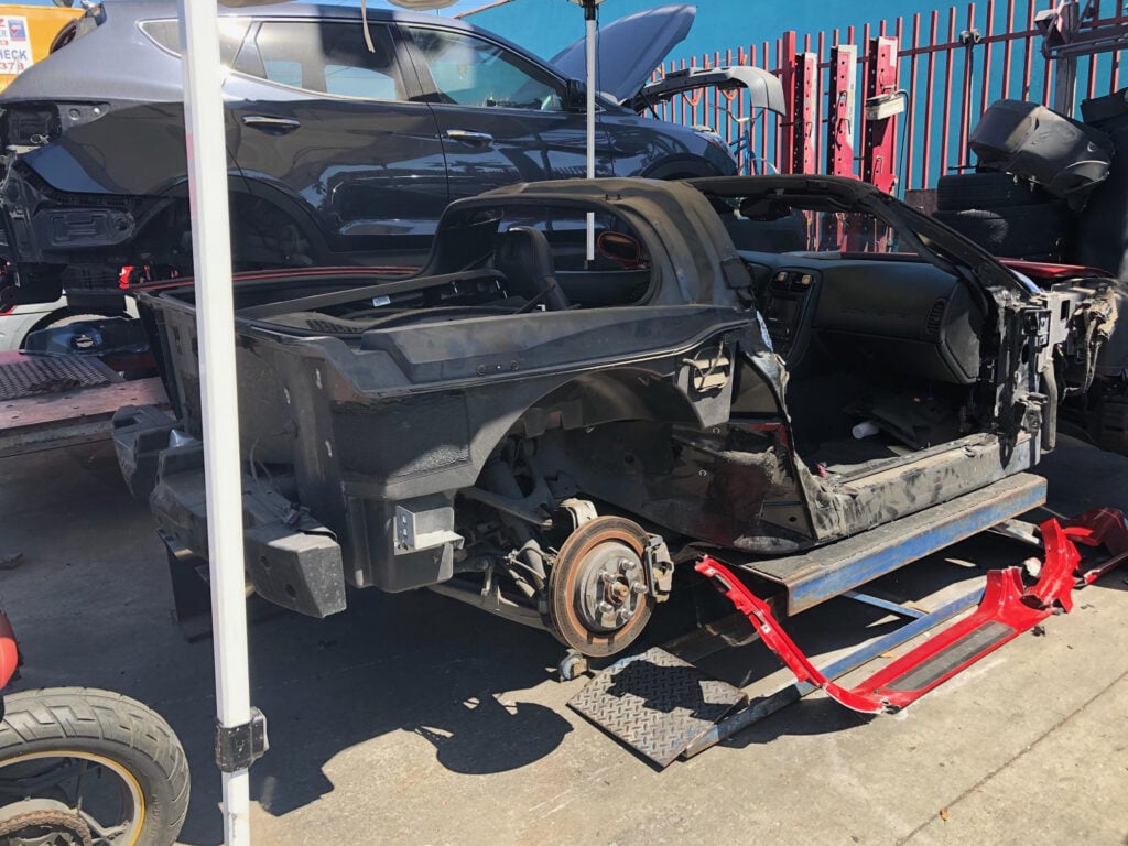 Debido a la fuerza del accidente, el coche del demandado quedó inutilizado.
