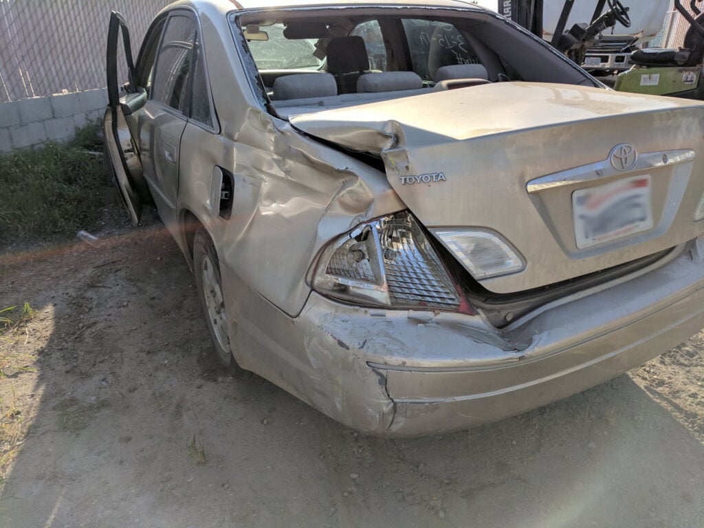 El accidente causado por el camión remolque dañó la parte trasera del coche de la víctima.