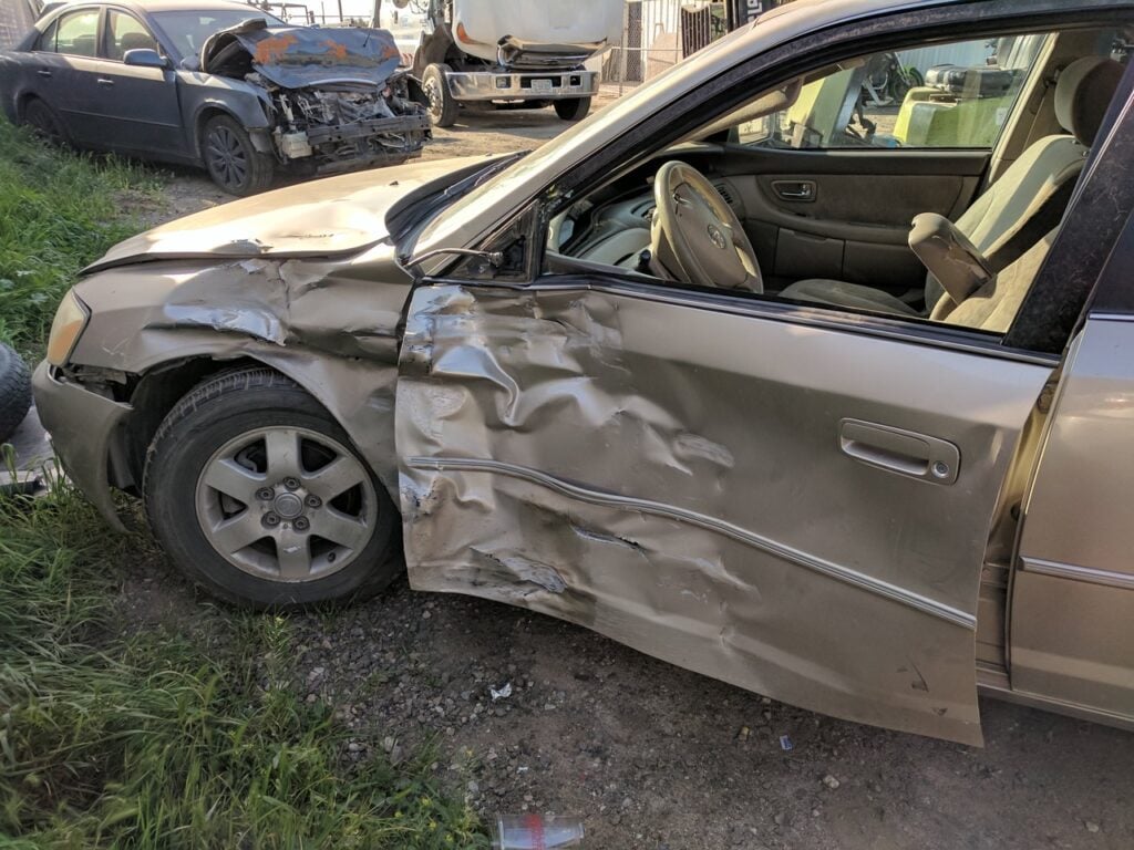 El lado izquierdo del coche de la víctima quedó completamente dañado.