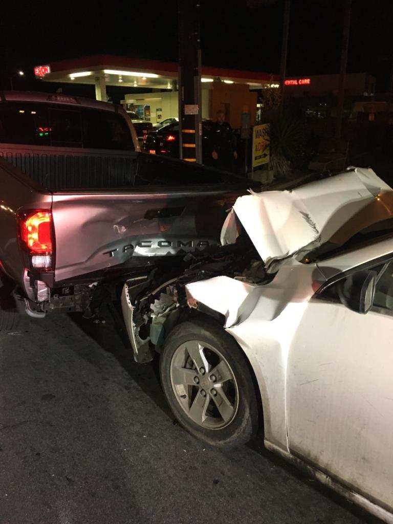 Choque trasero de un carro parado en un semáforo.
