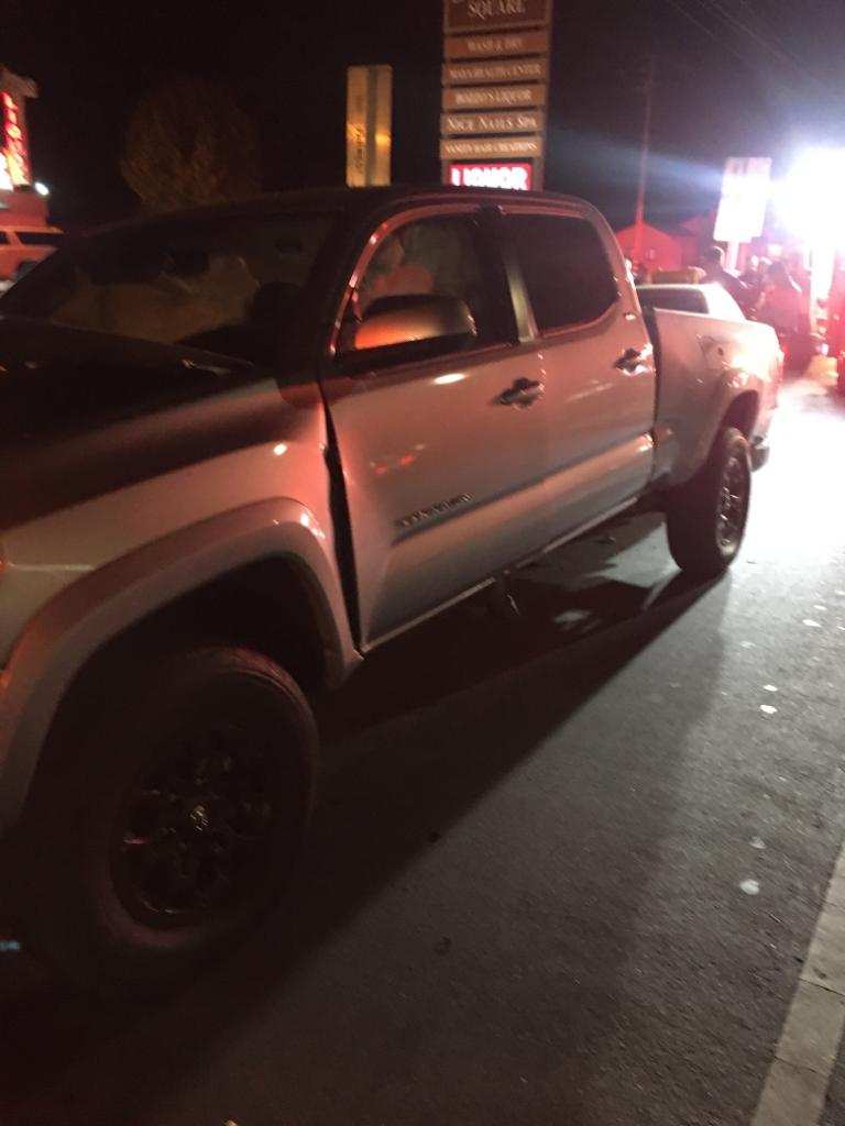 Parte lateral dañada del carro de la víctima tras el choque.