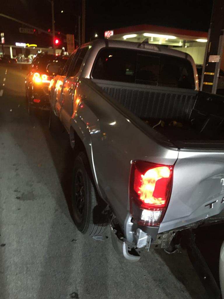 El carro de la víctima tenía daños frontales tras golpear al auto que tenía delante.