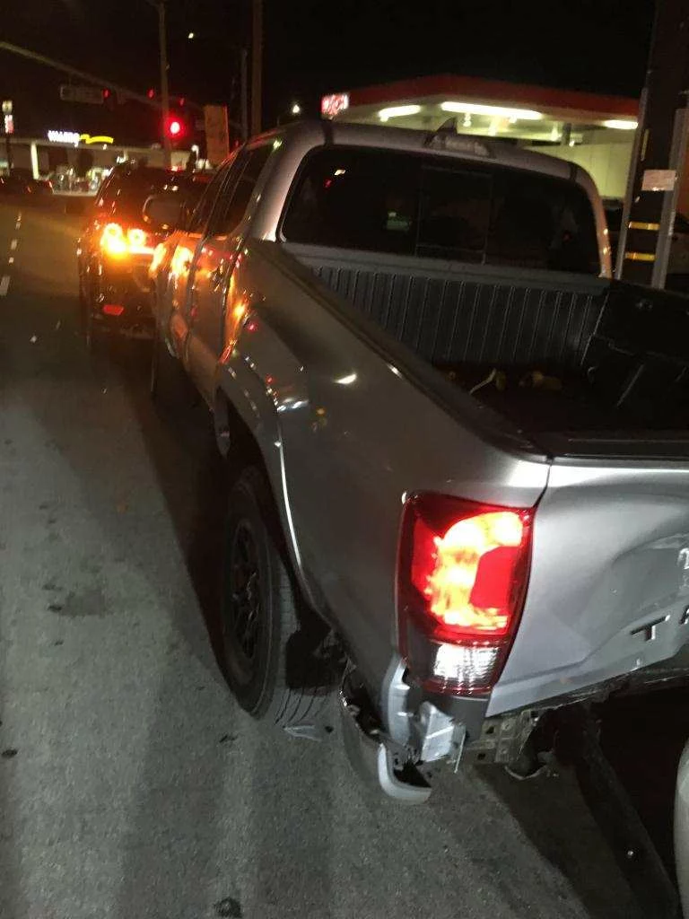 El carro de la víctima tenía daños frontales tras golpear al auto que tenía delante.