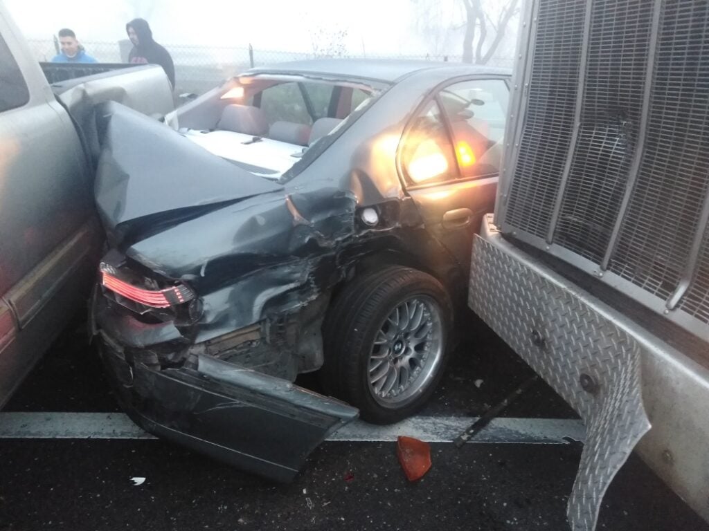 Algunos coches quedaron atrapados entre vehículos tras el incidente automovilístico.