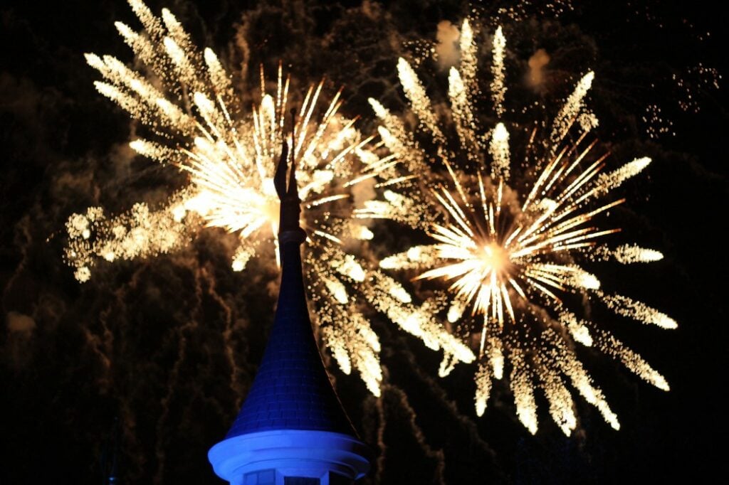 Fuegos artificiales en un parque de Disney.