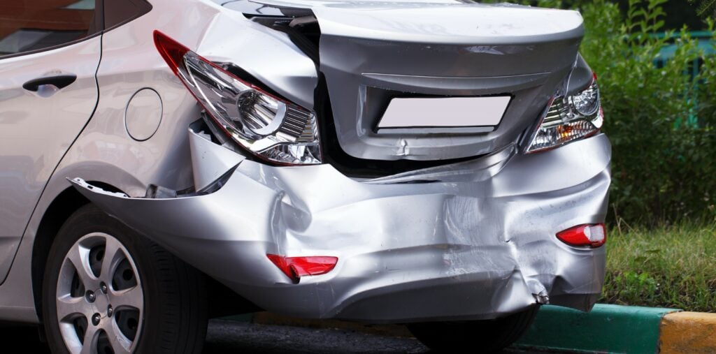 Auto tras un accidente por atropello y fuga donde el conductor responsable ha huido