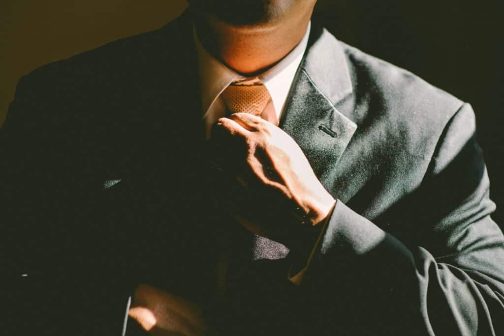 abogado de resbalón y caída ajustándose la corbata