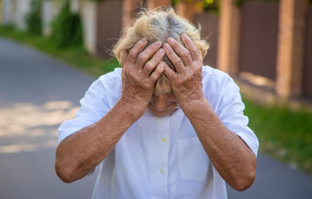Persona mayor después de sufror abuso emocional.