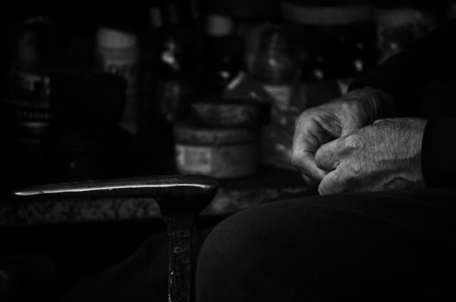 Las manos de una persona mayor.