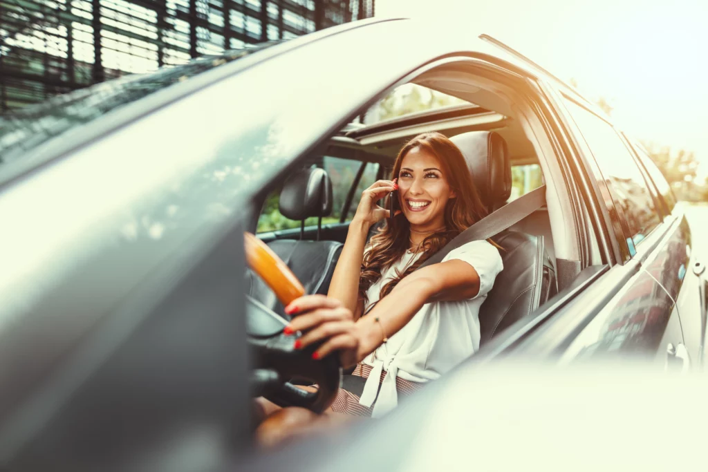 Puedo usar el celular en manos libres al conducir una motocicleta?