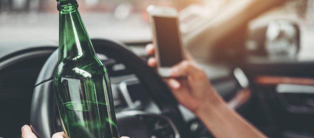 Conductor borracho sujeta móvil antes de ser parado por la policía por DUI.