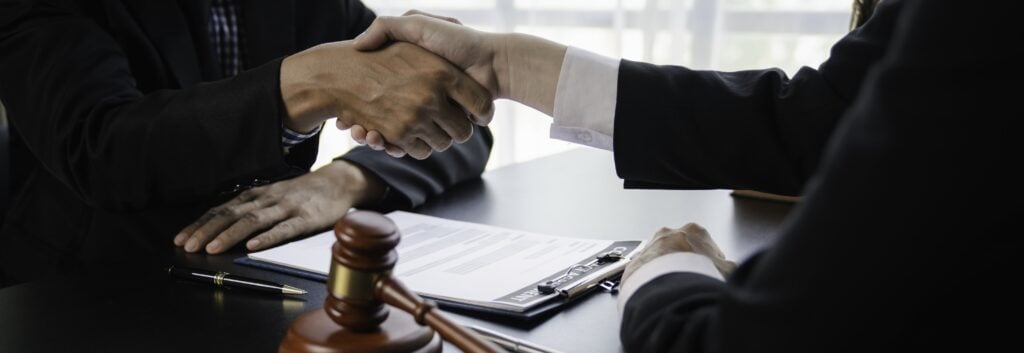 Firma de abogados de accidentes de carro cierra un acuerdo con un cliente.
