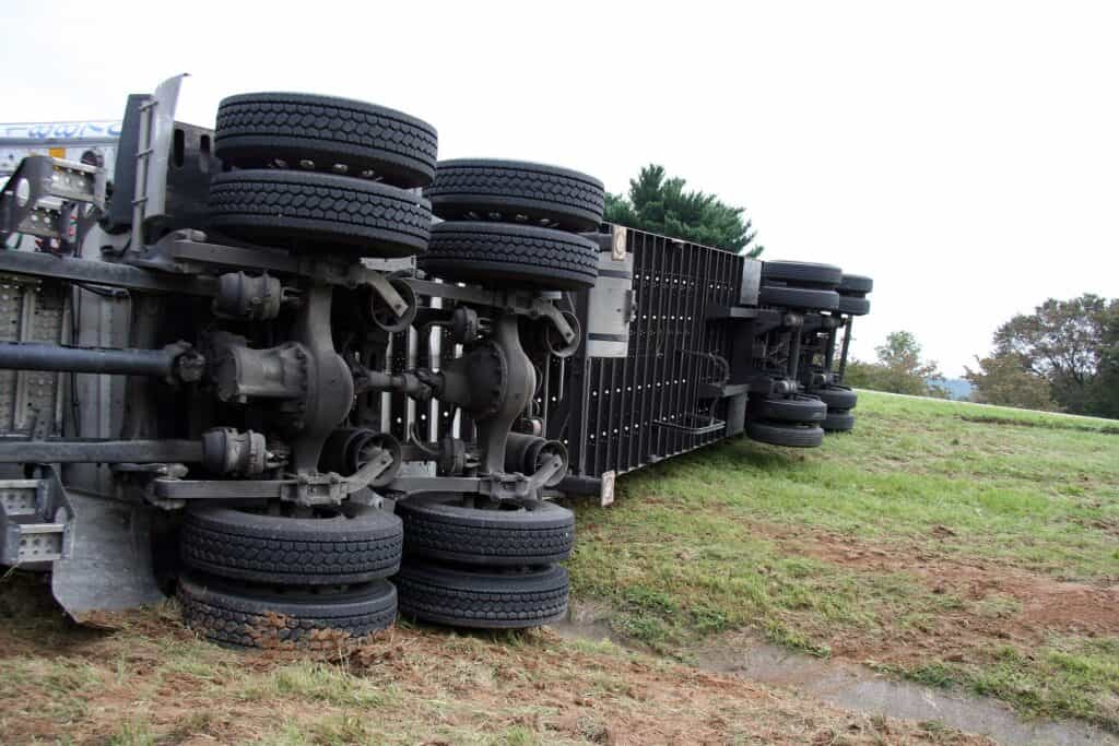Camión enorme en el suelo tras accidente de tráfico.