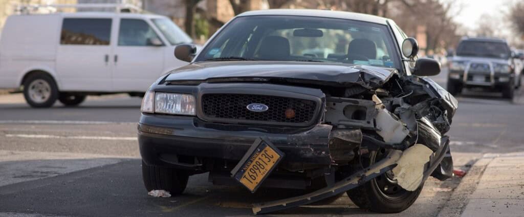 Víctima de accidente fotografía el auto como documento probatorio para demanda.