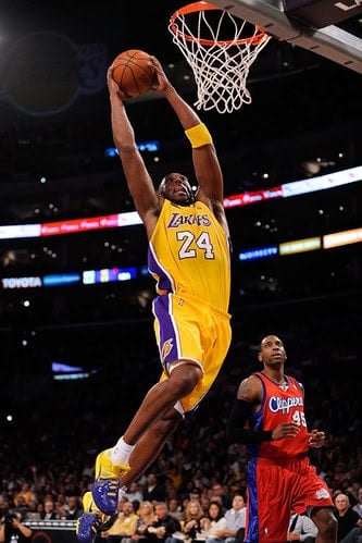 Kobe Bryant durante un lance del partido.