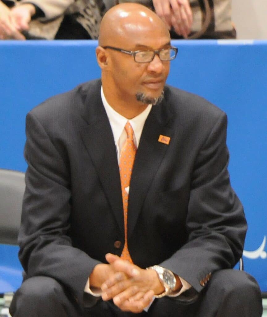 Joe Bryant durante un partido de baloncesto.