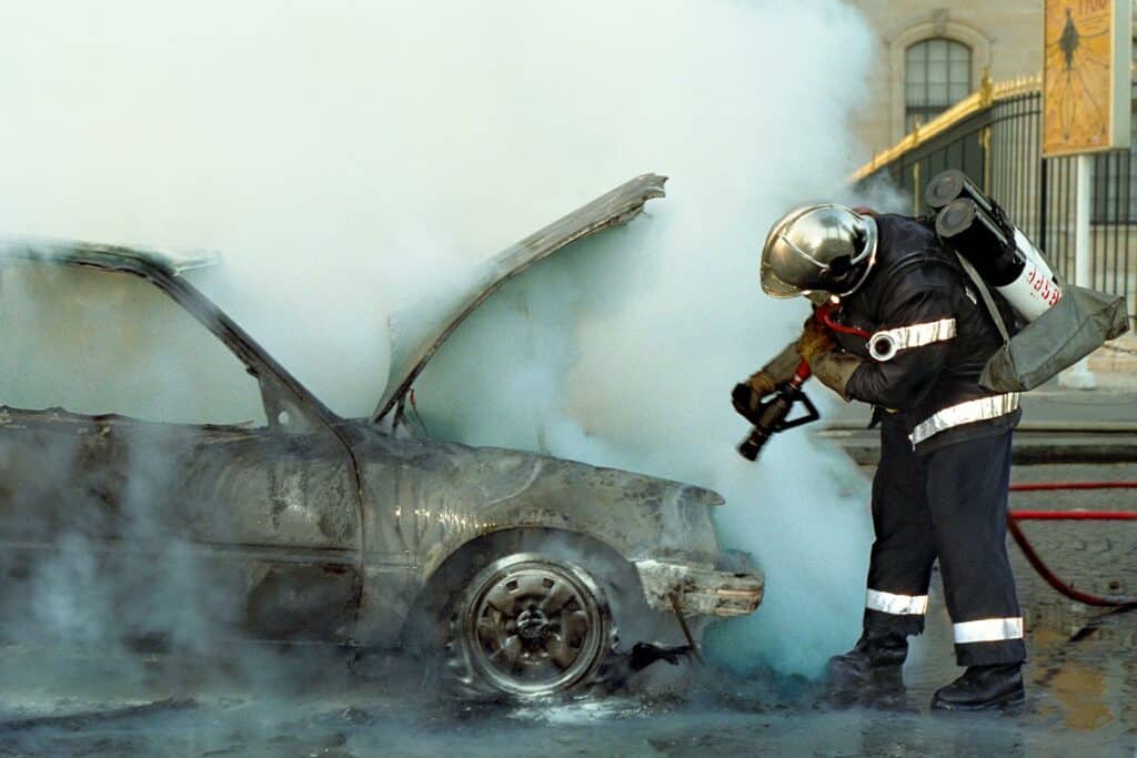 Un bombero apaga las llamas del auto de un conductor de Los Ángeles.