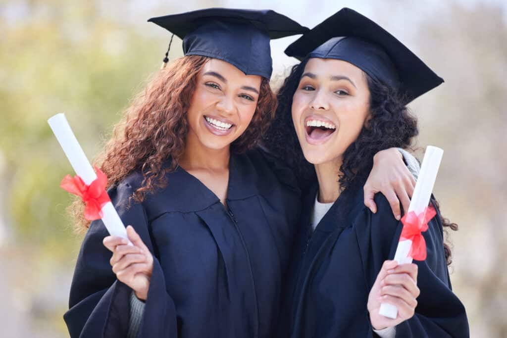 Dos estudiantes jóvenes celebran la graduación de la carrera de abogado.
