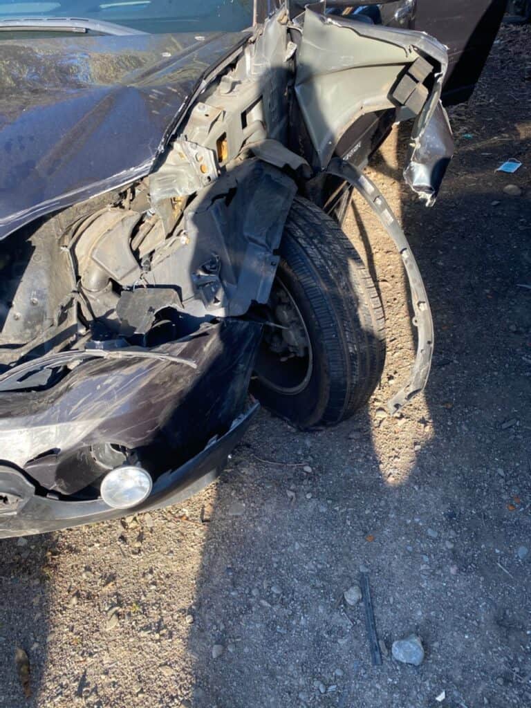 Parte delantera del vehículo de la víctima tras el incidente vial.