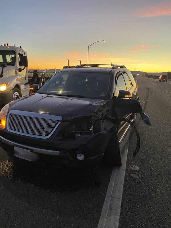 Parte delantera dañada por el accidente vial en la intersección.