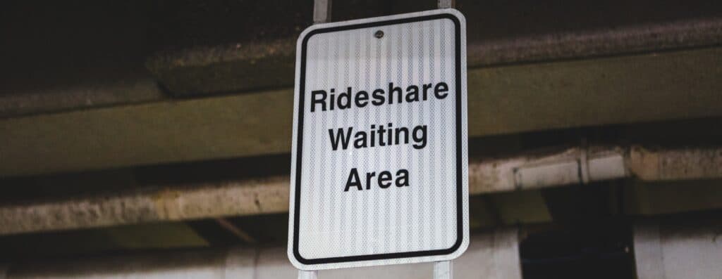 Señal de recogida para viaje de rideshare para pasajeros de Uber y Lyft.