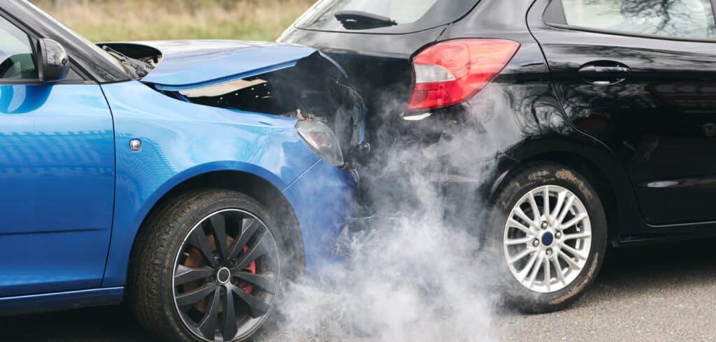 Dos vehículos después de un accidente trasero tras una frenada ilegal.