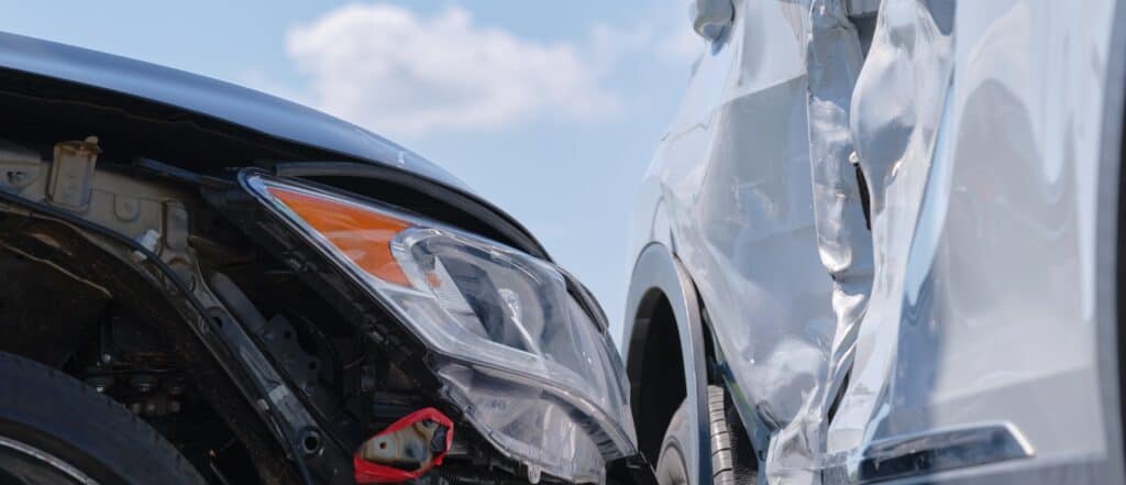 Dos autos, uno de ellos Tesla, dañados tras un accidente lateral.