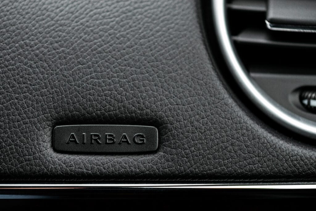 Fotografía ampliada de la etiqueta de airbag del volante de un automóvil