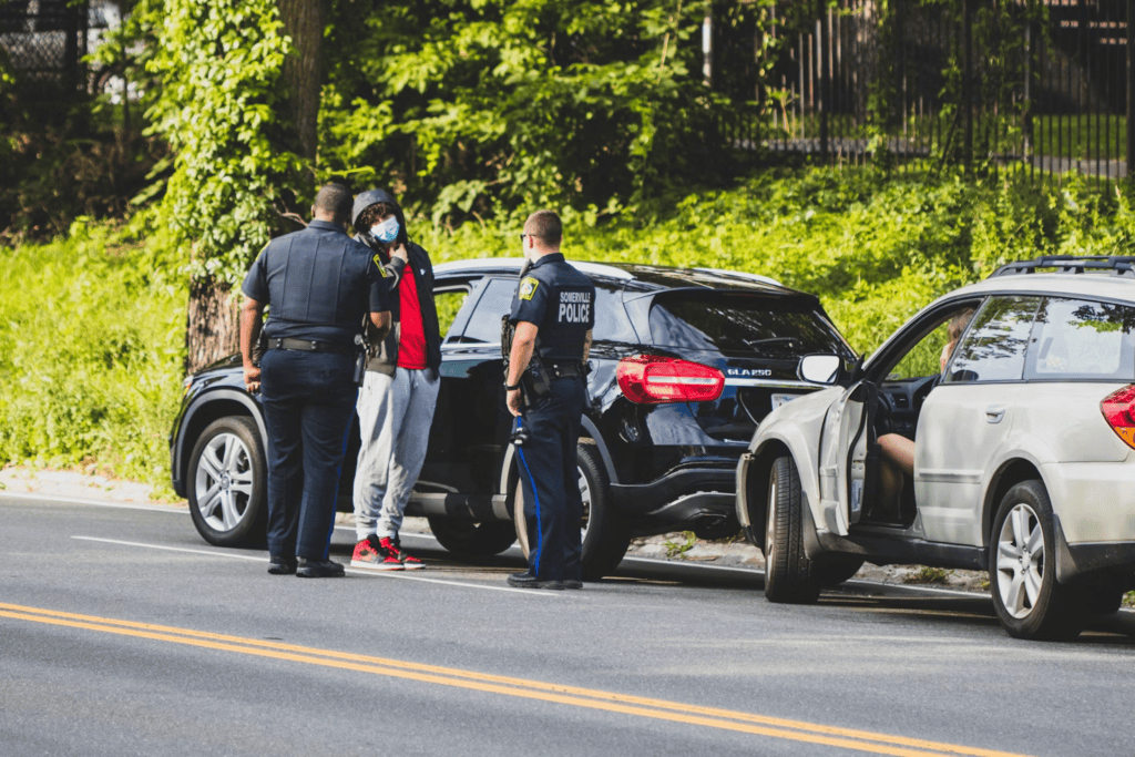 Policía en el lugar de un accidente de tráfico.