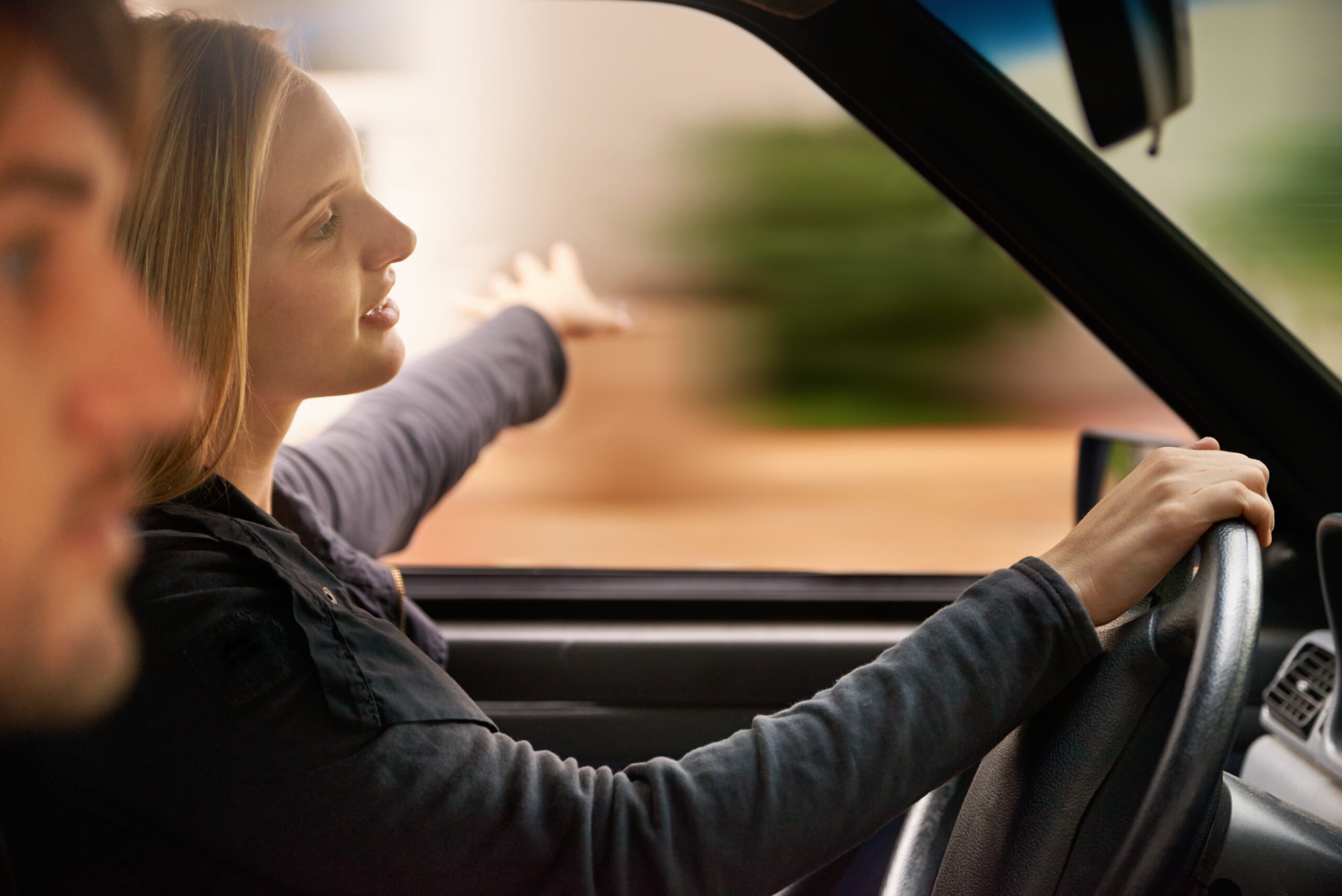 Mujer conduciendo de manera temeraria.