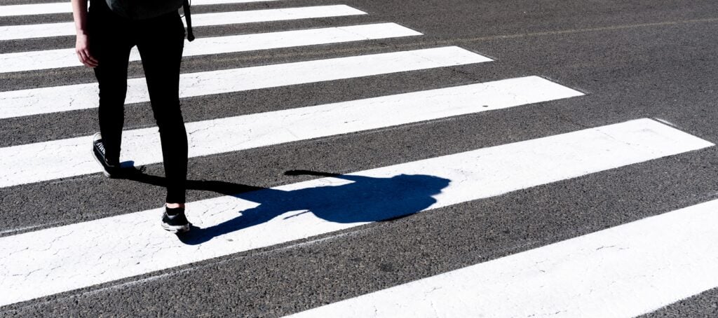 Persona cruzando un paso de peatones.