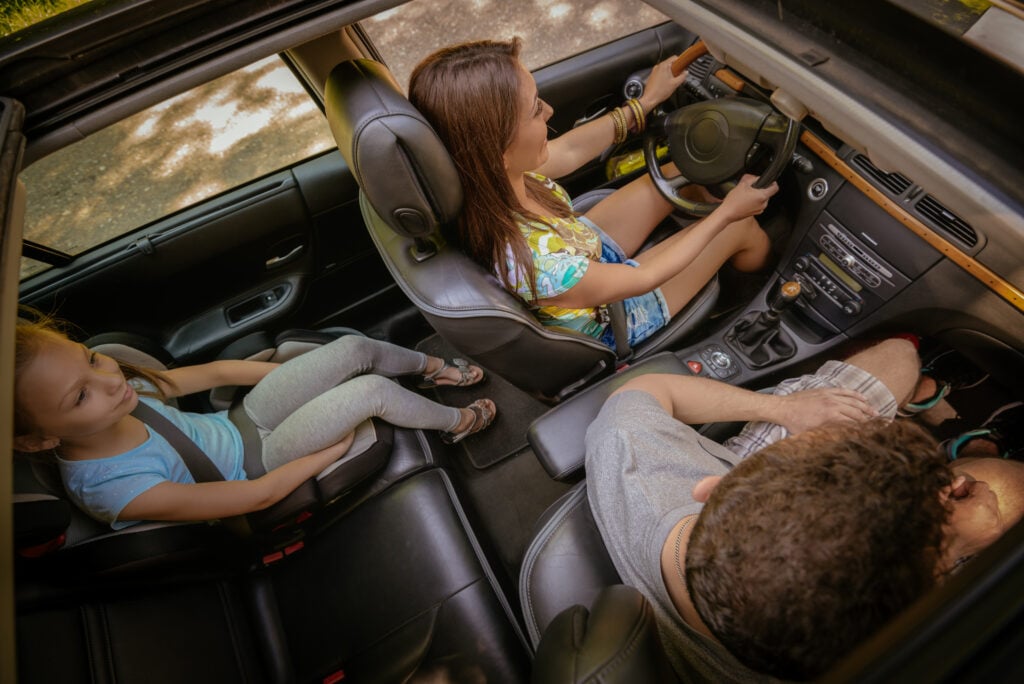 Familia viajando en un carro