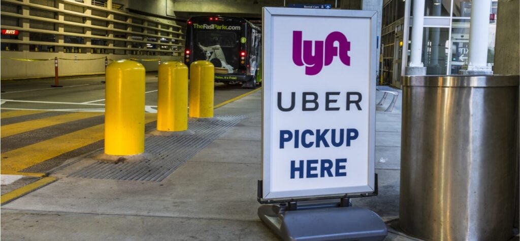 Zona de recogida de pasajeros de Lyft y Uber.