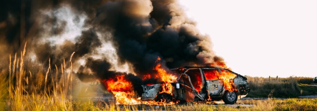 Vehículo en llamas después de un accidente de tráfico.