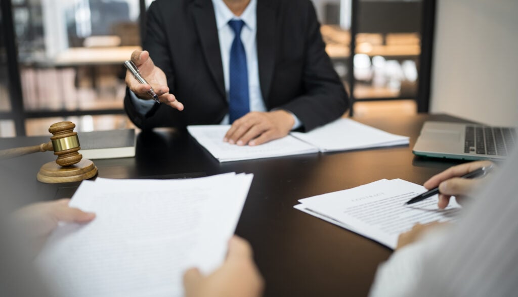 Abogado de muerte injusta discute detalles con sus clientes.